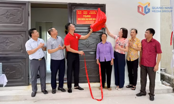 Hội Chữ thập đỏ tỉnh, Đảng ủy, chính quyền, MTTQ phường Yên Tử bàn giao nhà nhân đạo cho bà Vũ Thị Năm ở Khu Bạch Đằng II, phường Yên Tử.