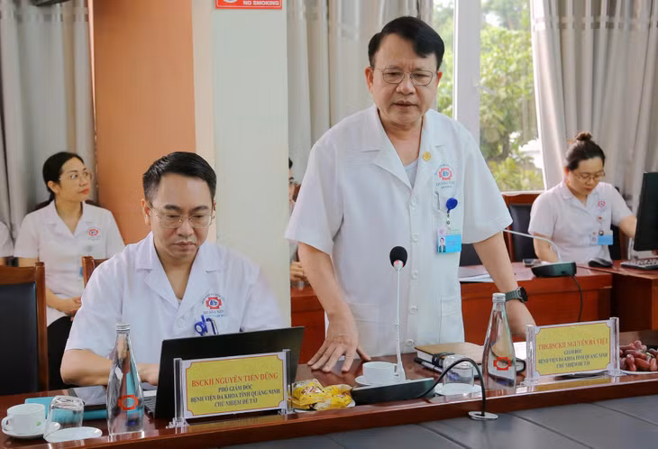 Bác sỹ Nguyễn Bá Việt, Chủ nhiệm đề tài Số hoá và ứng dụng phác đồ điều trị vào phần mềm HIS trong khám, chữa bệnh tại Bệnh viện Đa khoa tỉnh Quảng Ninh phát biểu tại buổi khảo sát.