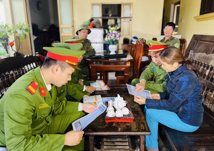 Công an xã Sông Khoai (TX Quảng Yên) tuyên truyền đến người dân các phương thức, thủ đoạn và hệ lụy của đánh bạc qua mạng và vận động đấu tranh tố giác tội phạm.