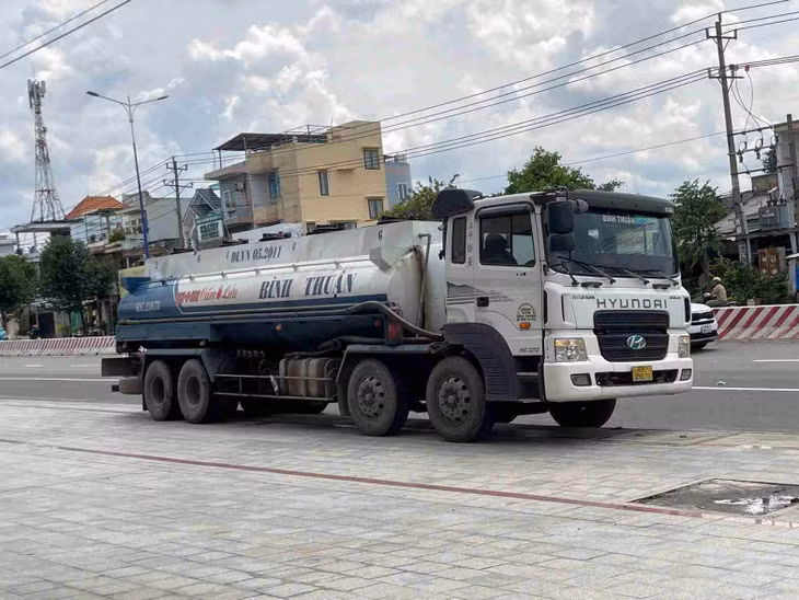 Xe bồn liên quan trong vụ tai nạn. Ảnh: Đình Trọng
