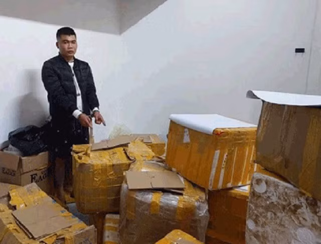 Đối tượng Thắng cùng nhiều khẩu súng được thu giữ tại nơi ở trọ. Ảnh: Công an Gia Lai