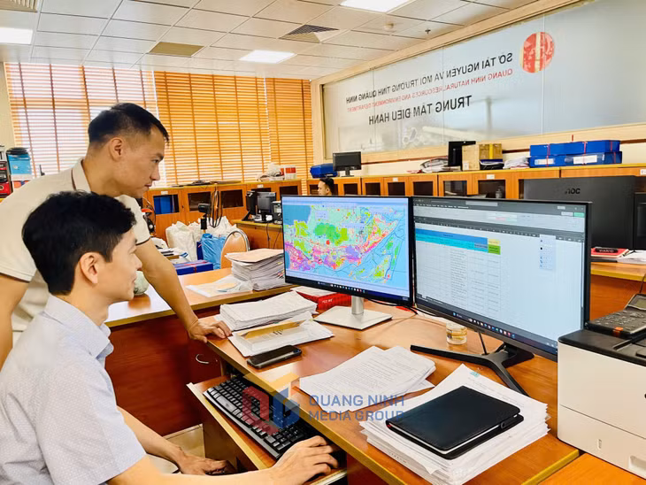 Cán bộ Phòng Quy hoạch, kế hoạch đất đai và Quản lý đo đạc, bản đồ, viễn thám (Sở NN&amp;MT) rà soát tiến độ cập nhật hệ thống thông tin quản lý đất đai.