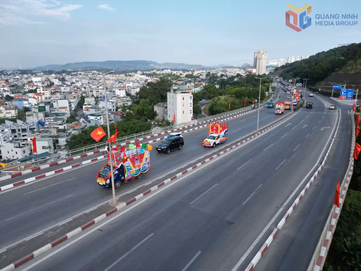 Đoàn xe diễu hành đi qua cầu Bãi Cháy. Ảnh minh hoạ.