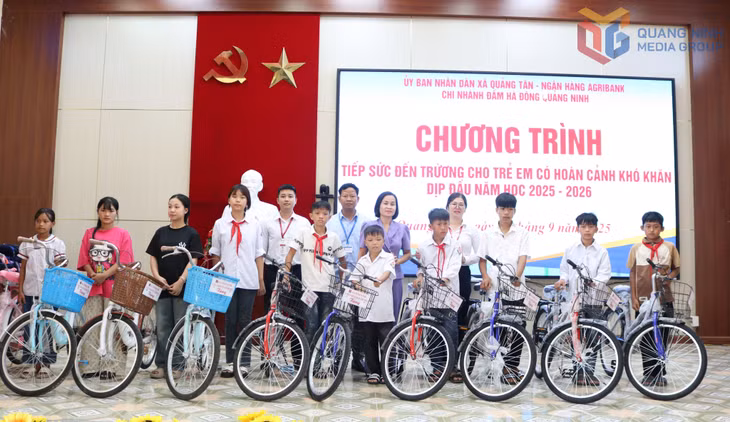 Các đại biểu trao tặng xe đạp cho các em học sinh.