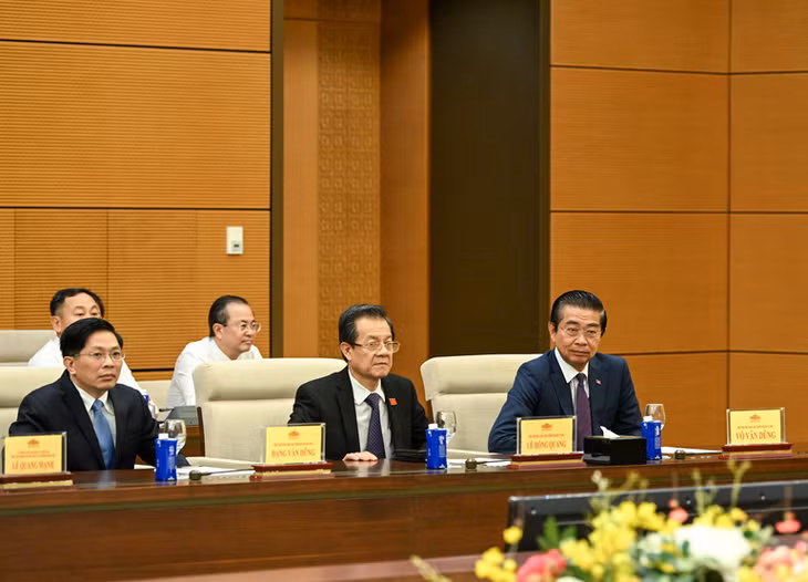 Các đại biểu dự buổi lễ.