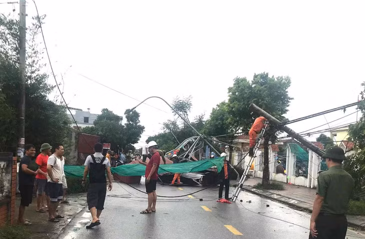 Cột điện gãy đổ, công trình tốc mái sau trận lốc xoáy ở khu vực Hòa Bình, xã Nguyễn Bỉnh Khiêm. Ảnh: Thế Anh