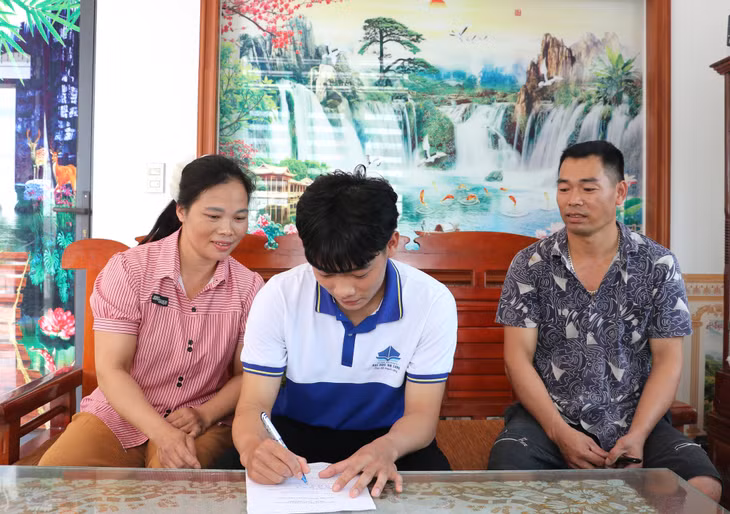 Được sự động viên của cha mẹ, Trần Tuấn Anh viết đơn tình nguyện nhập ngũ.