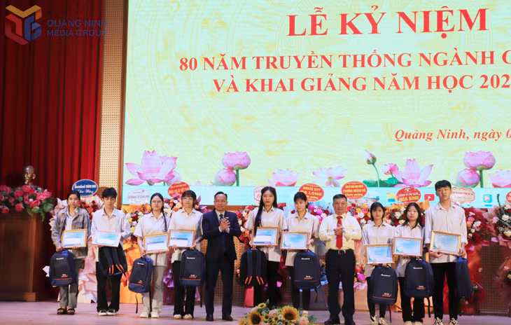 Lãnh đạo Sacombank chi nhánh Quảng Ninh trao tặng học bổng cho học sinh Trường Cao đẳng Việt - Hàn Quảng Ninh.