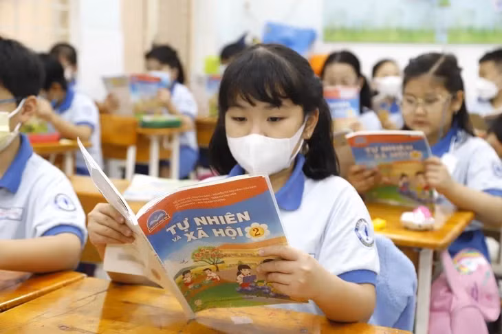 Chính phủ: Cung cấp bộ sách giáo khoa thống nhất toàn quốc từ năm học 2026-2027, miễn phí từ 2030 - Ảnh 1.