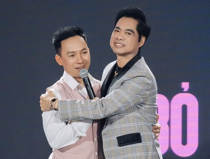 Ca sĩ Ngọc Sơn đến mừng rapper Đinh Tiến Đạt ra EP và MV - Ảnh: BTC