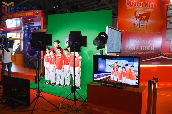 Học sinh nhà trường trải nghiệm không gian trường quay ảo ngay tại triển lãm do Báo và Phát thanh, Truyền hình tỉnh xây dựng.