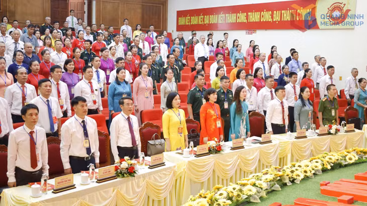 Các đại biểu thực hiện nghi lễ chào cờ tại Đại hội
