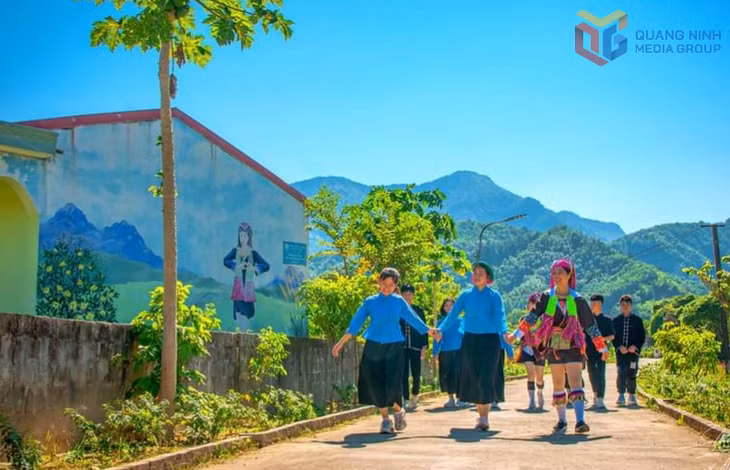 Người dân xóm họ Đặng, thôn Pò Hèn, xã Hải Sơn cùng nhau giữ gìn cảnh quan môi trường và bảo tồn các giá trị văn hóa để phát triển du lịch. Ảnh: Hữu Việt