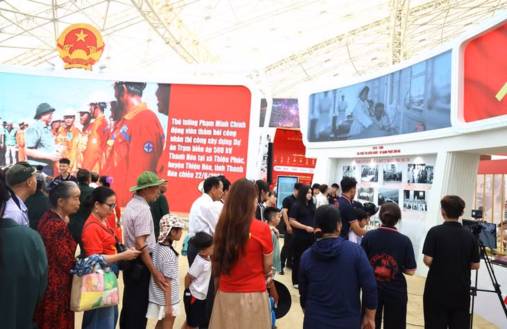 Đông đảo người dân xếp hàng trải nghiệm không gian Triển lãm "Văn phòng Chính phủ-80 năm đồng hành cùng dân tộc" qua kính thực tế ảo sáng 3/9. Ảnh: VGP/Diệu Anh