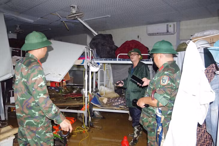 Công tác tìm kiếm nạn nhân bị lũ cuốn đang tích cực triển khai. Ảnh: Tân Văn