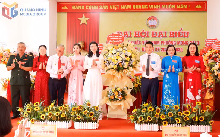 Lãnh đạo Đảng uỷ phường Móng Cái 3 tặng hoa chúc mừng Đại hội