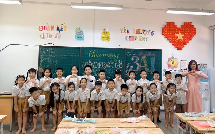 Học sinh lớp 3 của Trường Tiểu học Công nghệ giáo dục Hà Nội (CGD School) trong ngày khai giảng. Đây là ngôi trường được biết đến với mô hình trường học hạnh phúc, cho phép học sinh trải nghiệm, sáng tạo, tự lựa chọn hoạt động giáo dục - Ảnh VGP
