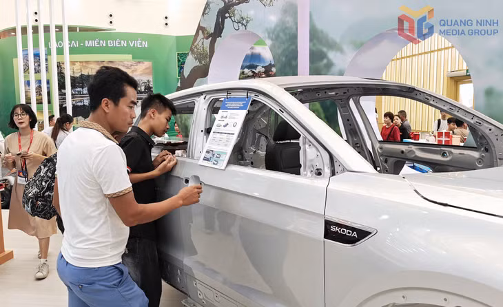 Ô tô thương hiệu Skoda được lắp ráp tại Nhà máy ô tô Thành Công Việt Hưng là một trong những sản phẩm công nghiệp chế biến chế tạo nổi bật được Quảng Ninh giới thiệu tại Triển lãm.