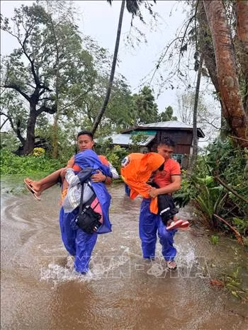 Lực lượng cứu hộ hỗ trợ người dân sơ tán khỏi khu vực chịu ảnh hưởng của bão Ragasa tại tỉnh Cagayan, Philippines ngày 22/9/2025. Ảnh: THX/TTXVN