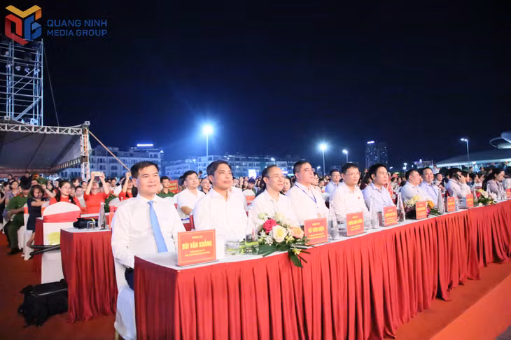 Các đại biểu dự chương trình nghệ thuật.&nbsp;