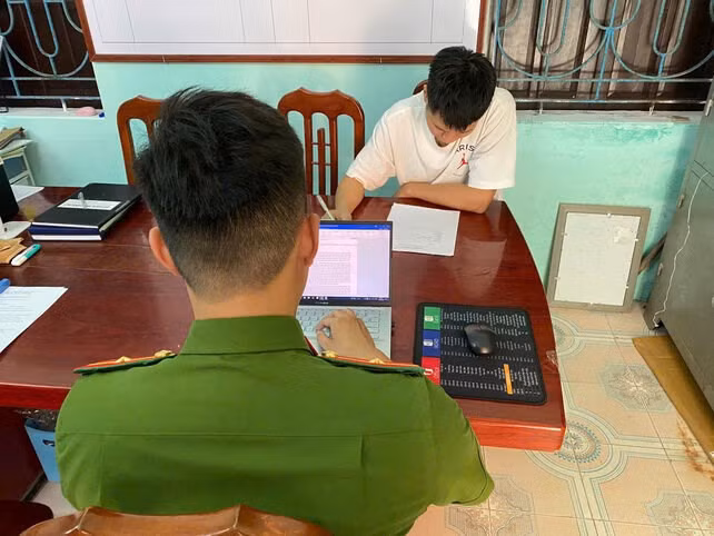 Đối tượng Nguyễn Xuân Lượng làm việc tại trụ sở Công an xã Tây Tiền Hải. Ảnh: Công an tỉnh Hưng Yên