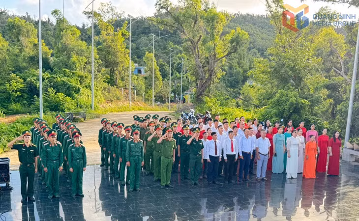 Nghi lễ Thượng cờ Tổ quốc tại khuôn viên cột cờ Tổ quốc trên đảo Thanh Lân.