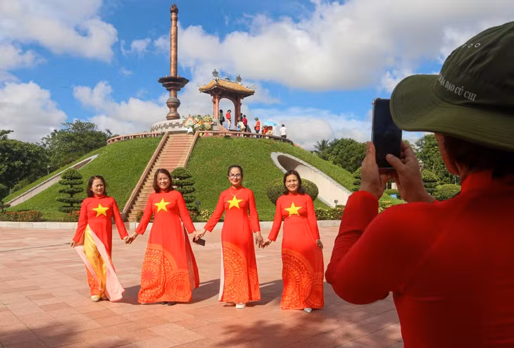 Người dân đến dâng hương, chụp ảnh lưu niệm ở Thành cổ Quảng Trị đông hơn sau khi phim Mưa đỏ khởi chiếu. Ảnh: Nguyễn Luân