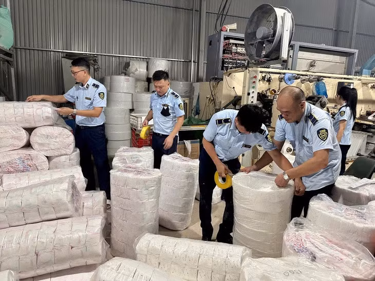 Cơ quan chức năng Thái Nguyên kiểm tra, xử lý cơ sở sản xuất hộ kinh doanh bỉm, băng vệ sinh giả mạo các thương hiệu nổi tiếng với quy mô khủng - Ảnh: Quản lý thị trường cung cấp