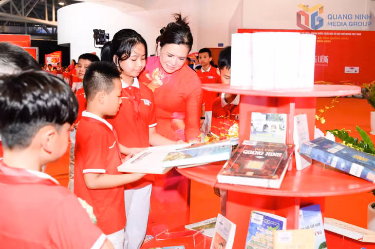 Cán bộ, giáo viên, học sinh Trường Tiểu học Hạ Long tham quan khu vực trưng bày, triển lãm sách, ảnh, tư liệu về tỉnh Quảng Ninh.