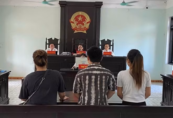 Bà Thái Thị Hồng Vân (người bị khởi tố) - Phó Chánh Tòa Dân sự TAND TP Huế - làm thẩm phán, chủ tọa phiên tòa xét xử vụ án "Đánh bạc" và "Tổ chức đánh bạc" vào ngày 21.8. Ảnh: N. Minh.