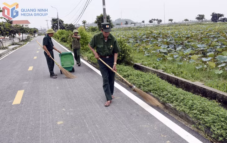 Chi Hội CCB Khu phố Bình Lục Hạ (phường Đông Triều) tham gia tổng vệ sinh môi trường tại trục đường chính của khu phố chào mừng Đại hội Đảng bộ các cấp năm 2025.