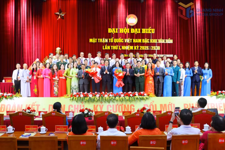 Các ủy viên Ủy ban MTTQ Việt Nam đặc khu Vân Đồn khóa I, nhiệm kỳ 2025-2030, ra mắt tại Đại hội.