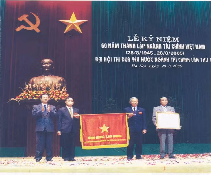 Năm 2005, Hải quan Quảng Ninh vinh dự đón nhận danh hiệu Anh hùng Lao động thời kỳ đổi mới. Ảnh tư liệu