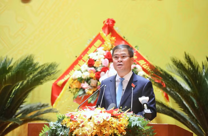Đồng chí Bùi Văn Khắng, Phó Bí thư Tỉnh uỷ, Chủ tịch UBND tỉnh, báo cáo tổng hợp, tiếp thu, giải trình các ý kiến tham gia tại Đại hội đối với dự thảo các văn kiện trình Đại hội Đảng bộ tỉnh lần thứ XVI.