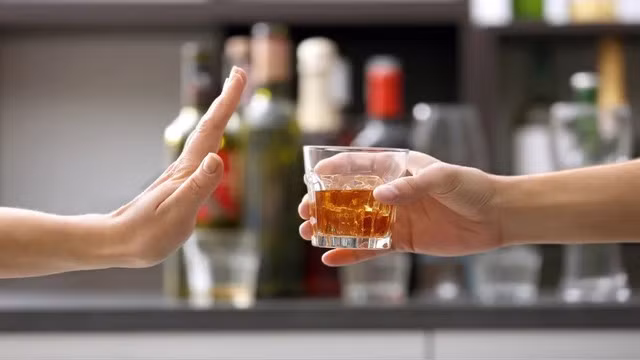 Uống quá nhiều rượu có thể dẫn đến gan nhiễm mỡ, viêm gan do rượu và cuối cùng là xơ gan.