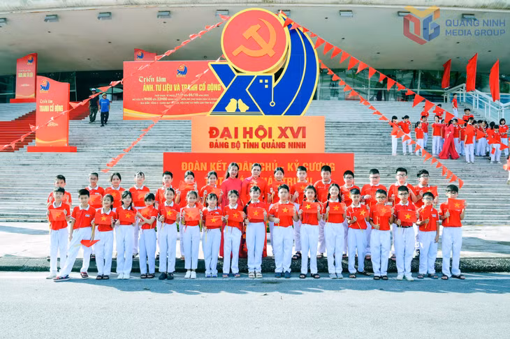 Cán bộ, giáo viên, học sinh Trường Tiểu học Hạ Long (phường Hồng Gai) tham quan triển lãm tại Cung Quy hoạch, Hội chợ và Triển lãm tỉnh.