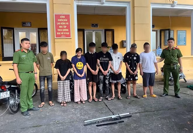 Các đối tượng tại cơ quan công an. Ảnh: Công an tỉnh Hưng Yên