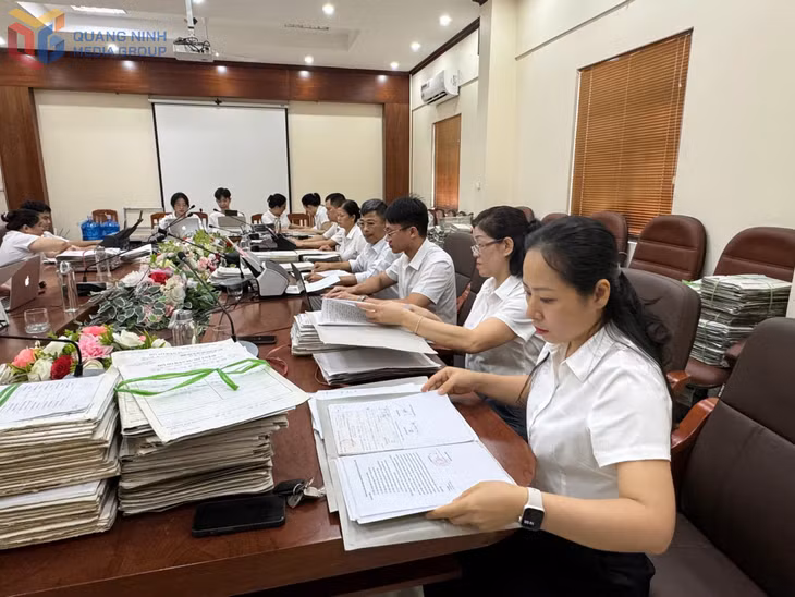 TAND khu vực 3 - Quảng Ninh huy động toàn bộ nhân lực, thiết bị làm việc luân phiên ngày đêm để số hóa toàn bộ hồ sơ hôn nhân.