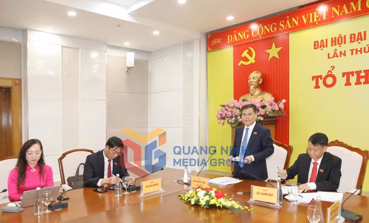 Đồng chí Bùi Văn Khắng, Phó Bí thư Tỉnh ủy, Chủ tịch UBND tỉnh phát biểu ý kiến tại Tổ thảo luận số 3. Ảnh: Đỗ Phương