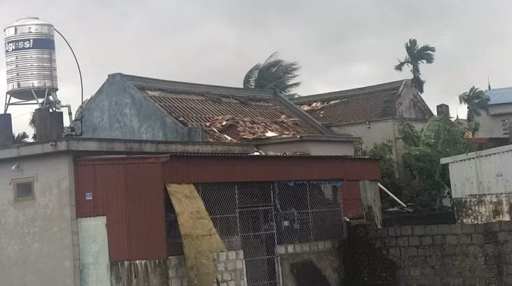 Mái ngói nhà dân ở xã Nguyễn Bỉnh Khiêm xô lệch, đổ vỡ sau ít phút. Ảnh: Thế Anh