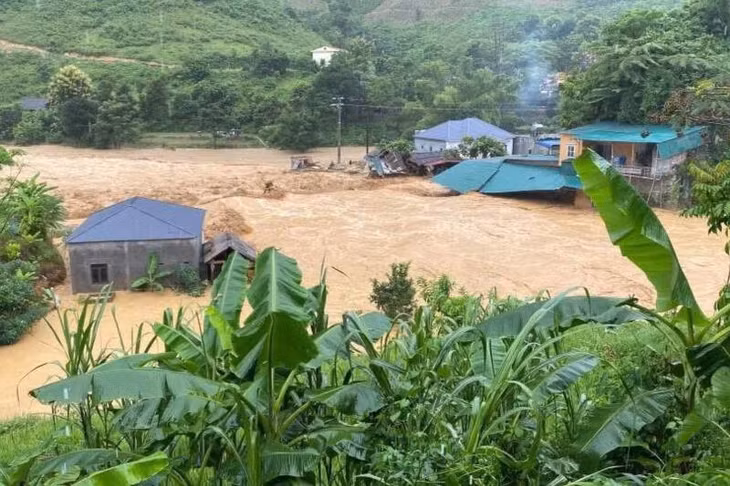 Bản Sọc, xã Mường Bang bị cô lập do nước suối dâng cao. Ảnh: Nhật Minh