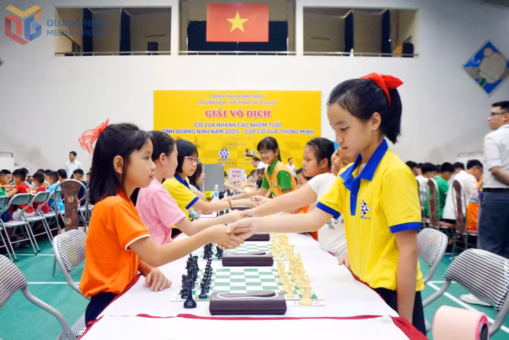 Ngay sau lễ khai mạc, các VĐV làm thủ tục bước vào thi đấu các trận đấu khai mạc giải ở các bảng.