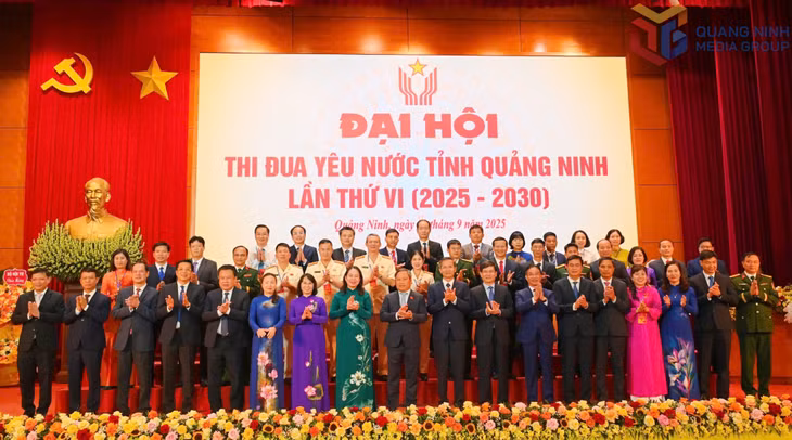 Các đại biểu tham dự Đại hội thi đua yêu nước tỉnh Quảng Ninh lần thứ VI chụp ảnh lưu niệm tại đại hội