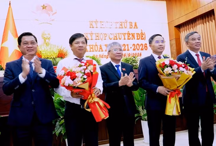 Lãnh đạo HĐND TP Đà Nẵng tặng hoa chúc mừng ông Phạm Đức Ấn và ông Lương Nguyễn Minh Triết trên cương vị công tác mới - Ảnh: TRƯỜNG TRUNG