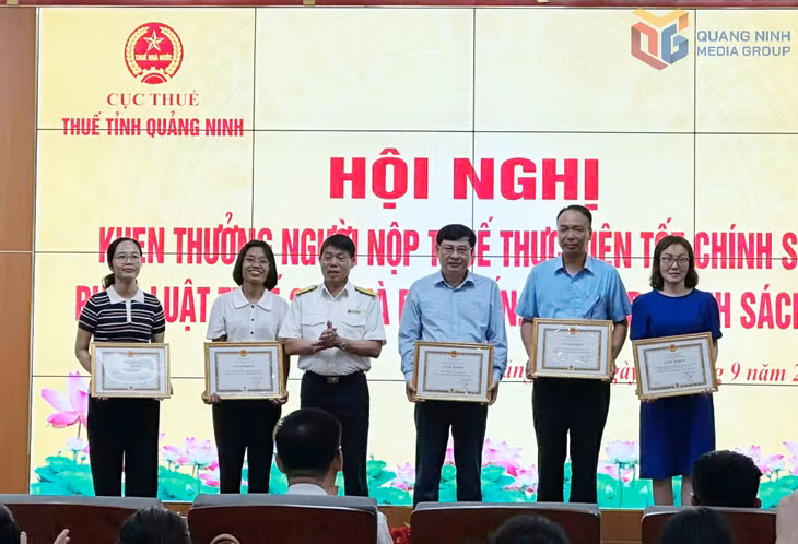 Lãnh đạo Thuế tỉnh Quảng Ninh trao tặng giấy khen cho các doanh nghiệp tiêu biểu.