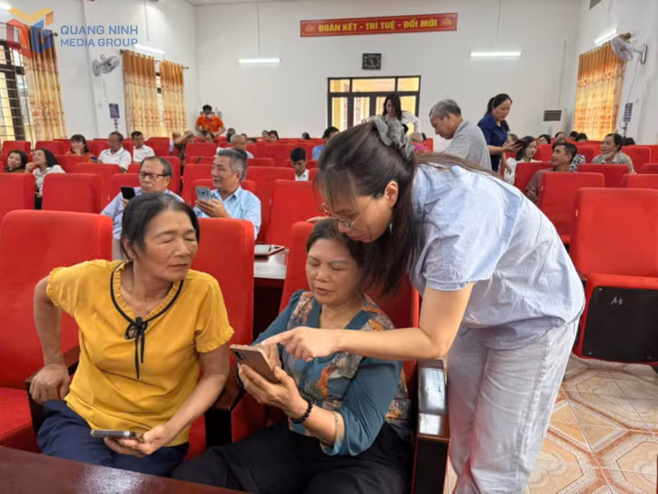 Hội viên phụ nữ thực hành tra cứu VNeID và cài đặt các phần mềm ứng dụng chuyển đổi số.