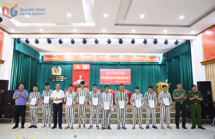 Lãnh đạo Cục Cảnh sát quản lý tạm giữ, tạm giam và thi hành án hình sự tại cộng đồng (Bộ Công an) và Giám thị Trại giam Quảng Ninh trao quyết định đặc xá cho các phạm nhân.
