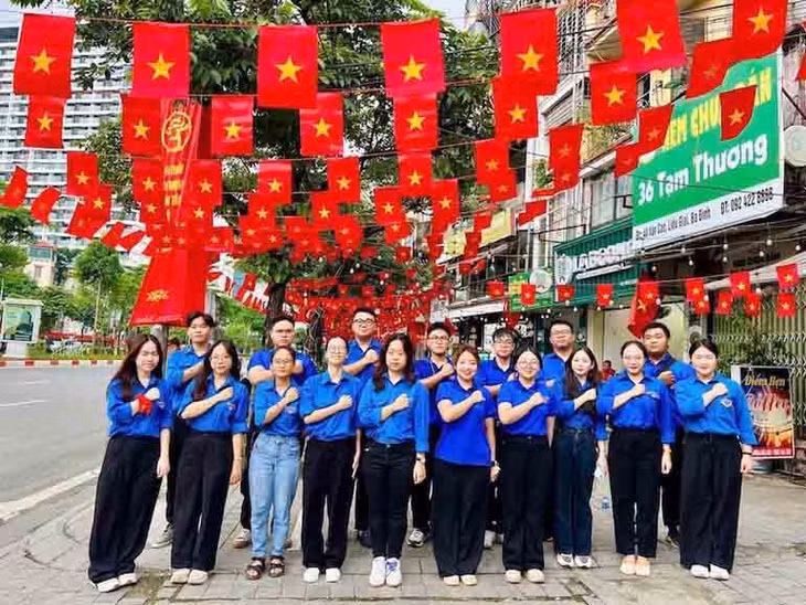 Các bạn sinh viên tình nguyện tham gia thực hiện nhiệm vụ trên địa bàn phố Văn Cao, Hà Nội. Ảnh: Thế Đại