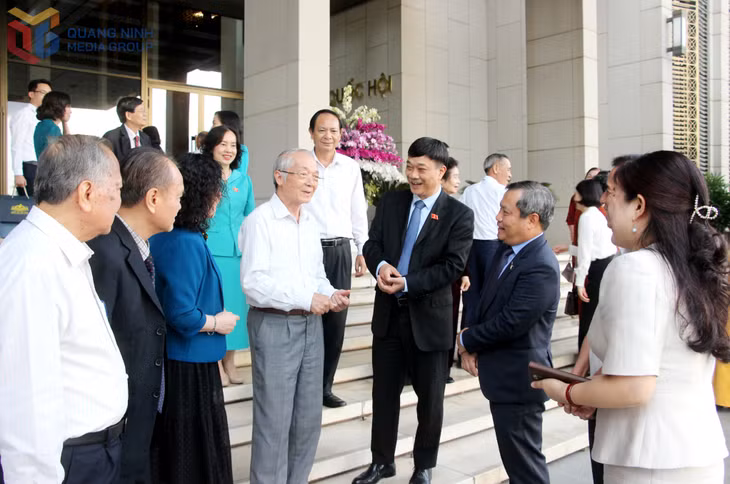 Các đại biểu trao đổi bên lề buổi gặp mặt.