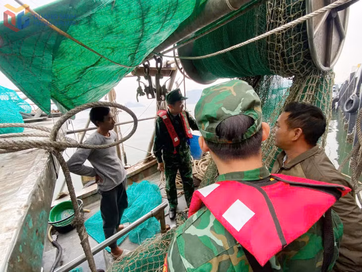 Cán bộ Hải đội Biên phòng 2 kiểm tra phương tiện hoạt động trên vùng biển của tỉnh.